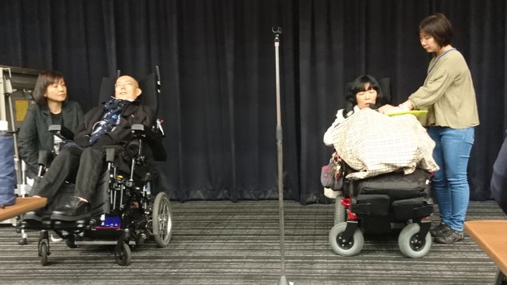 障害者総合支援法に基づく「重度訪問介護」サービスの改善などを訴える集会に出席したれいわ新選組の舩後靖彦（左）、木村英子両参院議員