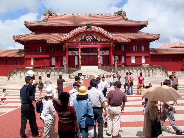 沖縄復帰30周年を記念して無料開放された世界遺産「首里城」（2002年5月、那覇市）
