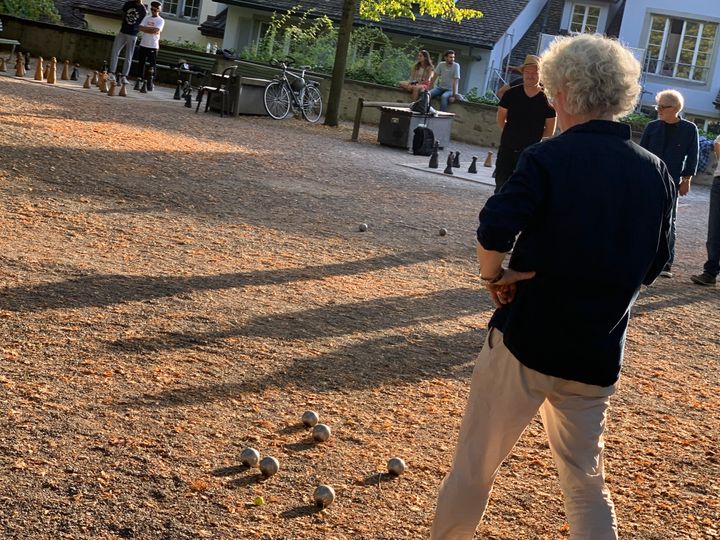 公園でフランス発祥の「ペタンク」という球技を楽しむ現地の人々