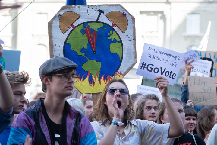 気候変動対策を訴えるデモの参加者たち