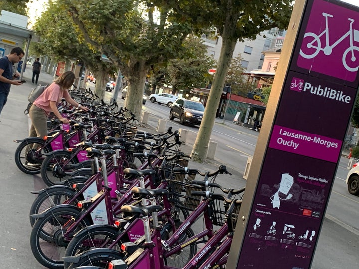 スイスの主要都市にはシェア自転車置き場があり、地元の人たちが積極的に利用していた