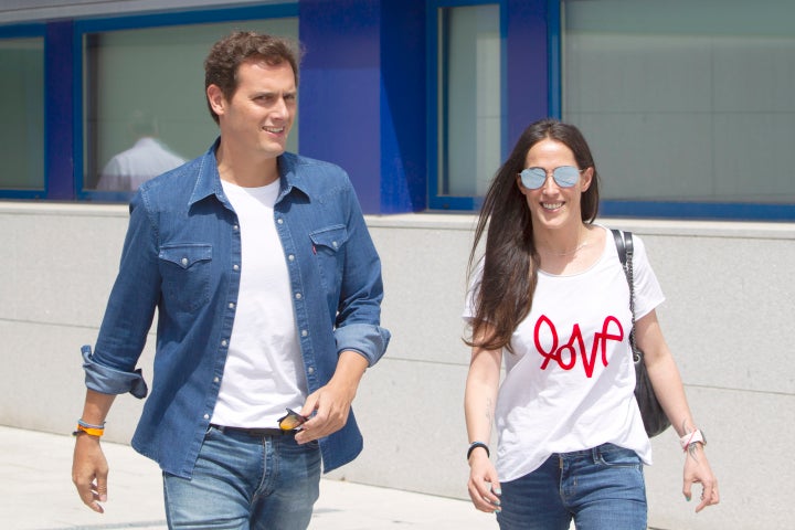 Albert Rivera y Malú, en su primera aparición pública juntos, salen del hospital privado HM Puerta del Sur, donde el político había estado ingresado.