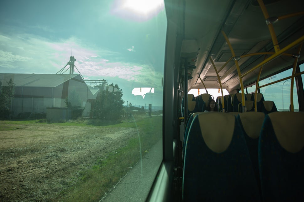 Sin contar a los periodistas de 'El HuffPost', el autob&uacute;s llega vac&iacute;o a Mohernando un lunes...