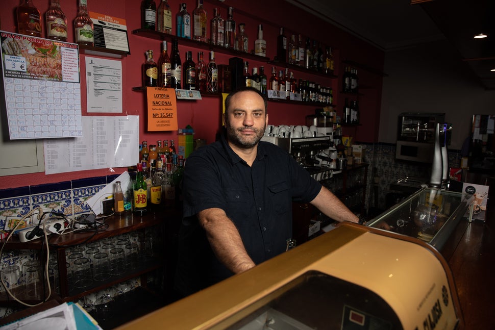 Ramón, en el bar que regenta en