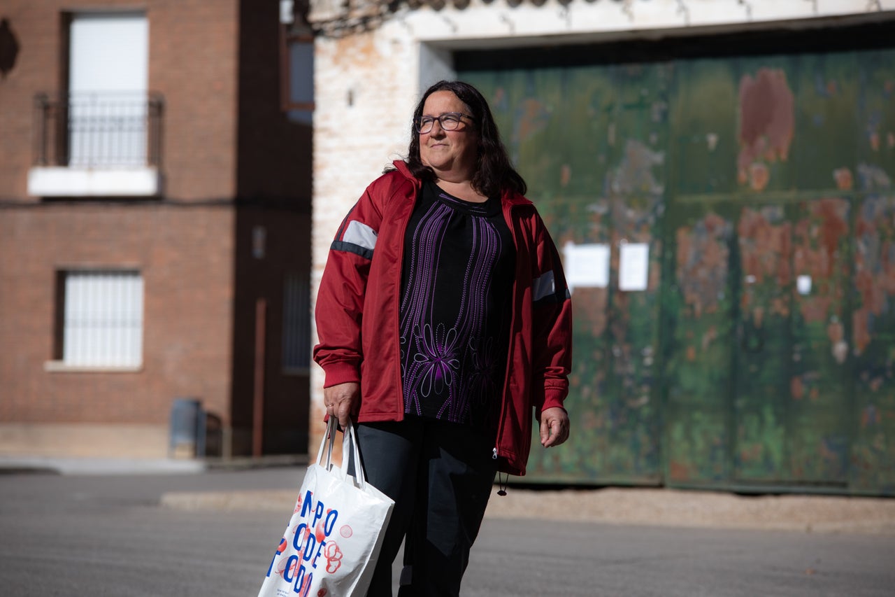 Mari, vecina de Mohernando, después de comprar el pan.