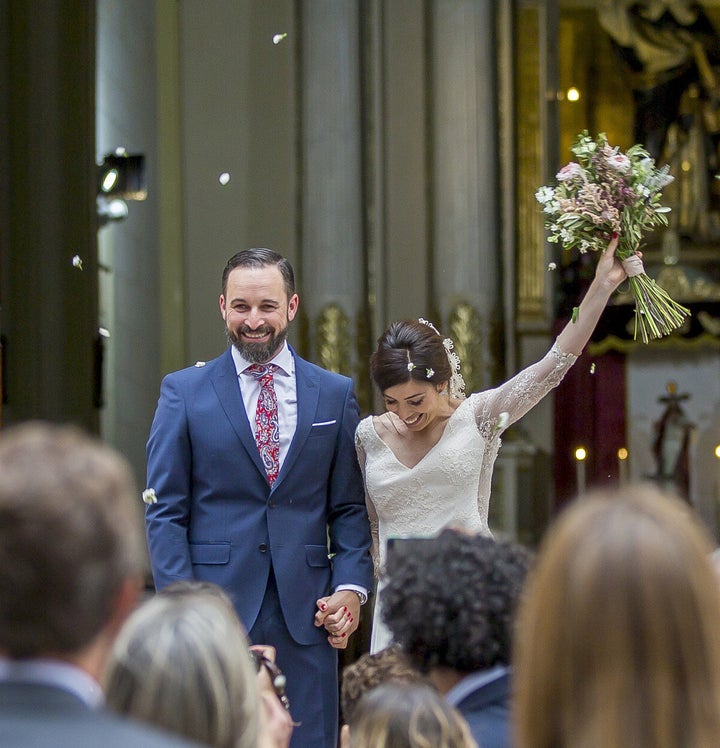 Santiago Abascal y Lidia Bedman saludan tras su enlace en San Vicente de Raspeig (Alicante). 