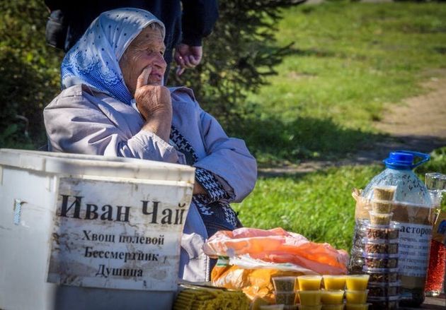 Une femme âgée vend des herbes médicinales et du miel à Nijny-Novgorod, le 19 septembre 2017. La part...