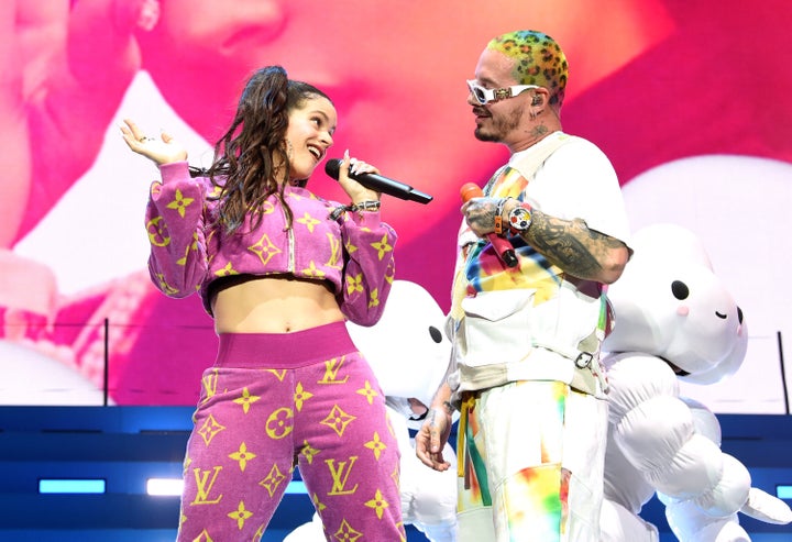 Durante el set de J. Balvin en Coachella, con chándal de Louis Vuitton.