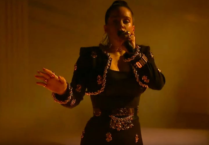 Fotograma del videoclip <i>Dios nos libre del dinero</i>, con look total de Moschino.