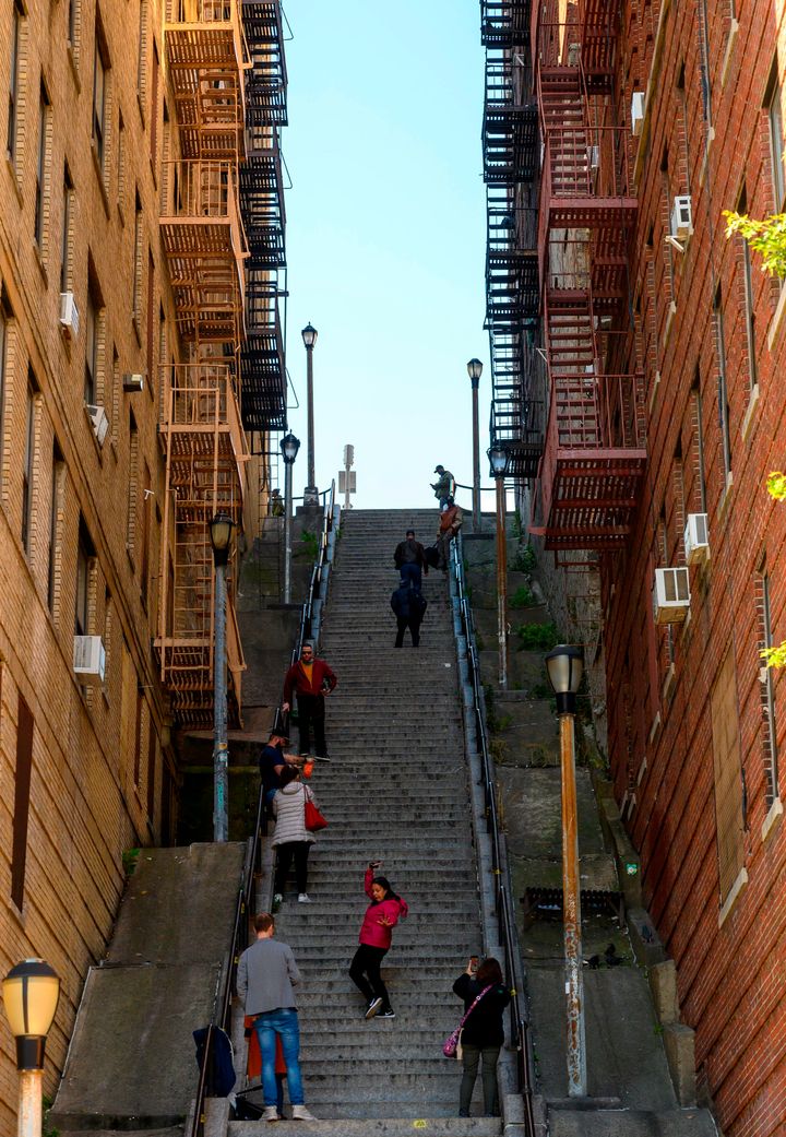 作中の象徴的な場面で登場する「ジョーカーの階段」。ニューヨーク・ブロンクス地区にあり、"聖地巡礼"に訪れる人が続出しているという。