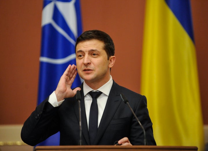 <em>Le président ukrainien Volodymyr Zelensky (ici lors d'une conférence de presse de l'Otan le 31 octobre) a consacré toute la journée du 19 octobre à un “marathon médiatique” à Kiev, en réponse aux questions pressantes concernant ses agissements à la tête du pays.</em>