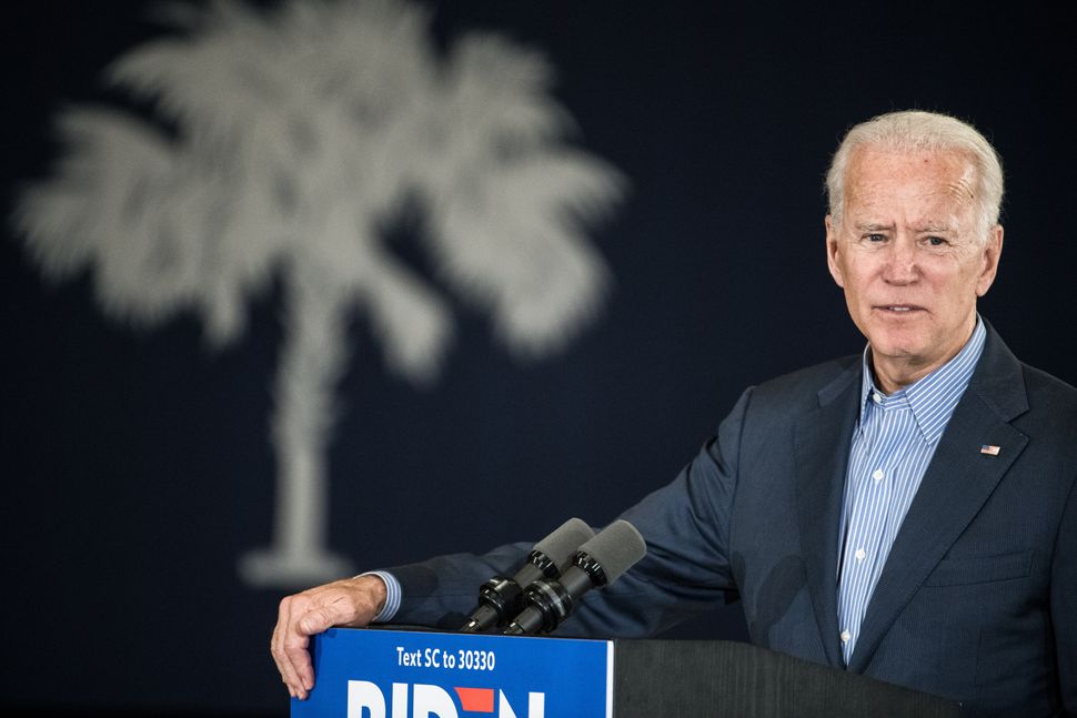 Joe Biden (ici le 26 octobre en Caroline du Sud), l’un des candidats démocrates à la présidentielle, est apparu comme la principale cible des faveurs que Donald Trump a demandées au président ukrainien.