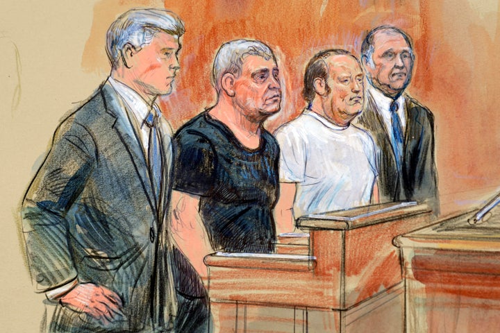 <em>Croquis de l’avocat Kevin Downing, à gauche, aux côtés de Lev Parnas, Igor Fruman et de l’avocat Thomas Zehnle dans une salle d’audience d’Alexandria, en Virginie, le 10 octobre.</em>