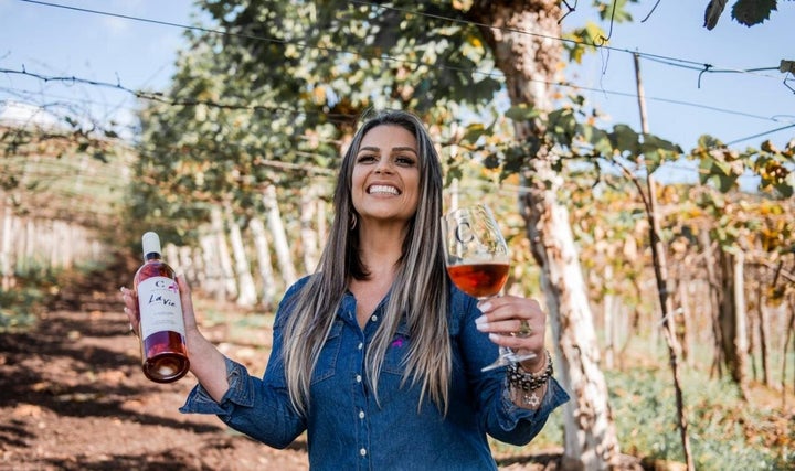 Valessa Cavalleri celebra a vida com o vinho "La Vie".