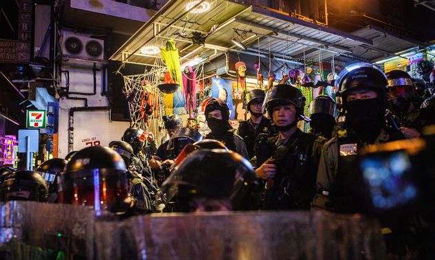 Des policiers à Hong Kong le 31 octobre, encadrant une nouvelle manifestation