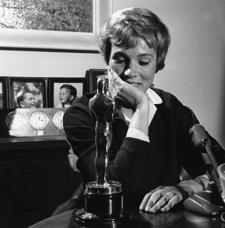Η Τζούλι Αντριους θαυμάζει το Οσκαρ Α' Γυναικείου Ρόλου για την ταινία «Μαίρη Πόππινς», που κέρδισε στις 5 Απριλίου, 1965.