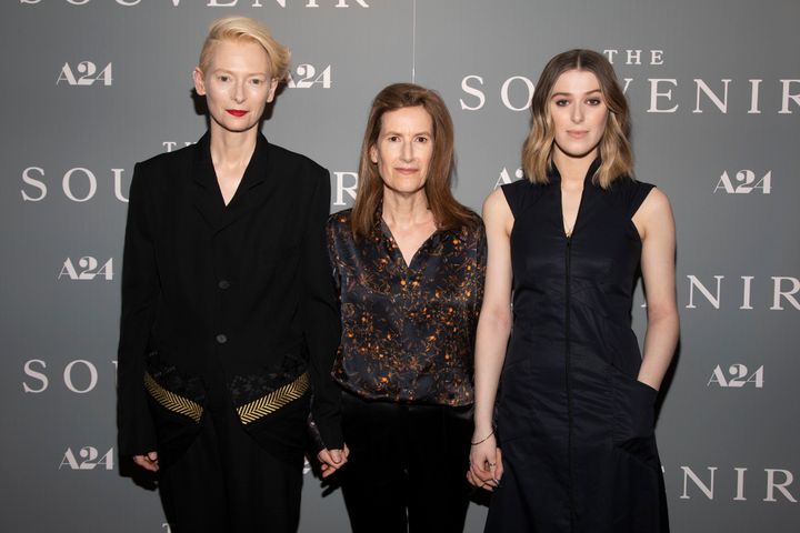 Από αριστερά: Η Τίλντα Σουίντον, η Τζοάνα Χογκ και η Ονορ Σουίντον Μπερν σε προβολή της ταινίας «Ενθύμιο» στην Νέα Υόρκη.