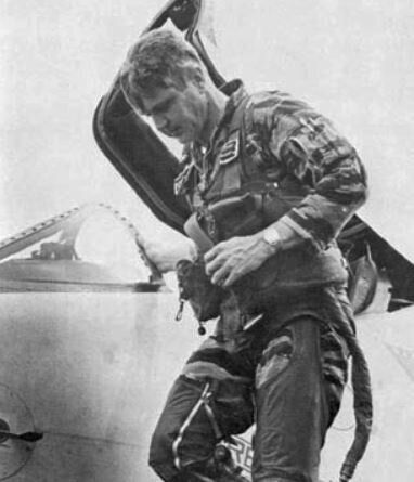 Ο πιλότος Τζέιμς Στόκντέϊλ (1923-2005). 