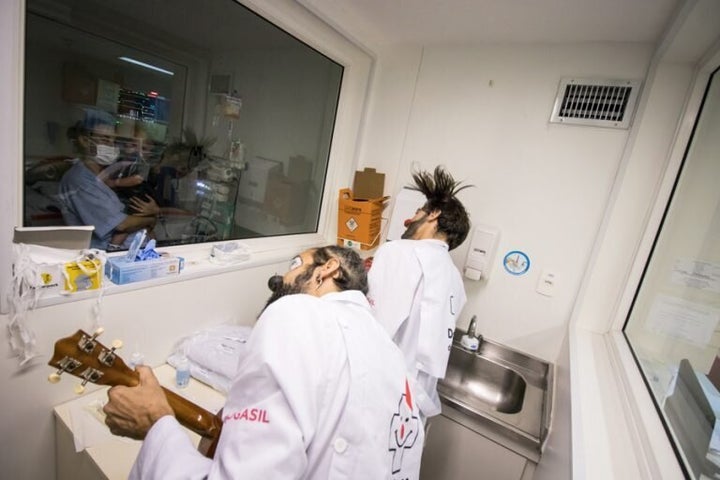 Doutores da Alegria se apresentam para criança em área isolada.