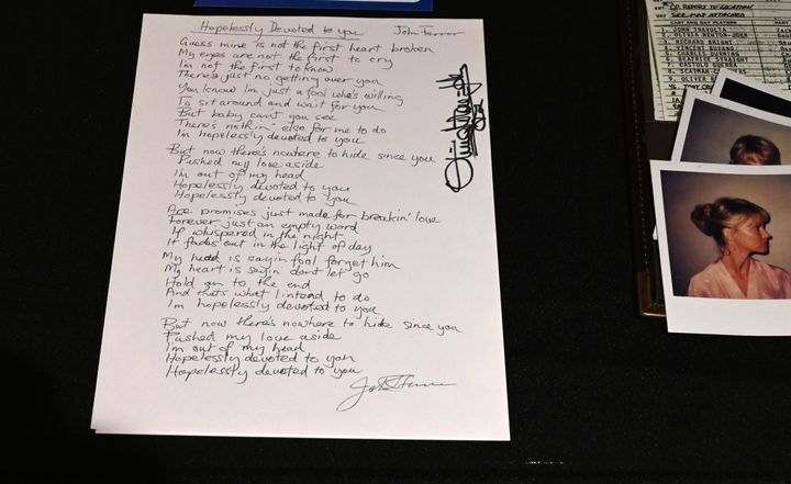 Το χειρόγραφο με του στίχους του τραγουδιού «Hopelessly Devoted to You».