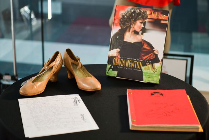 Το σενάριο του «Grease», με το αυτόγραφο της Ολίβια Νιούτον Τζον καθώς και τα παπούτσια από την ταινία.
