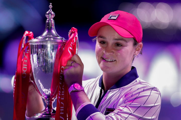 La australiana Ashleigh Barty posa con su trofeo en la ceremonia de premiación después de derrotar a la ucraniana Elina Svitolina en el duelo por el título de las Finales de la WTA, en el Centro Deportivo Shenzhen Bay en Shenzhen, China, el domingo 3 de noviembre de 2019. (AP Foto/Andy Wong)