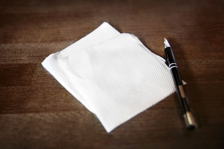 紙ナプキンとペンのイメージ写真