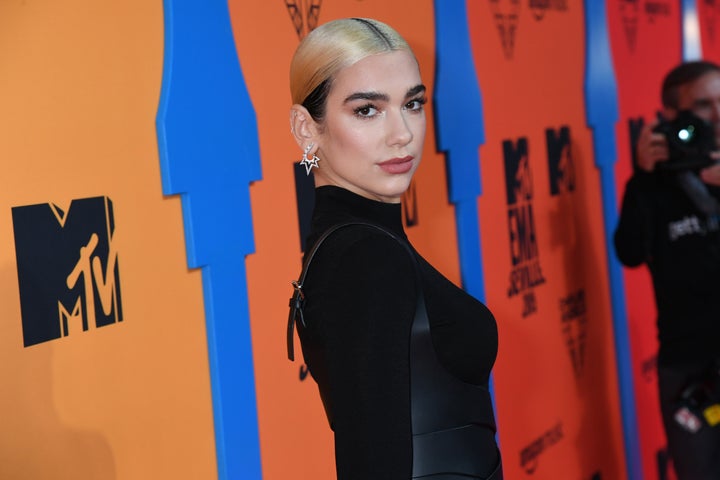 Η Dua Lipa στο κόκκινο χαλί των Ευρωπαϊκών Μουσικών Βραβείων MTV