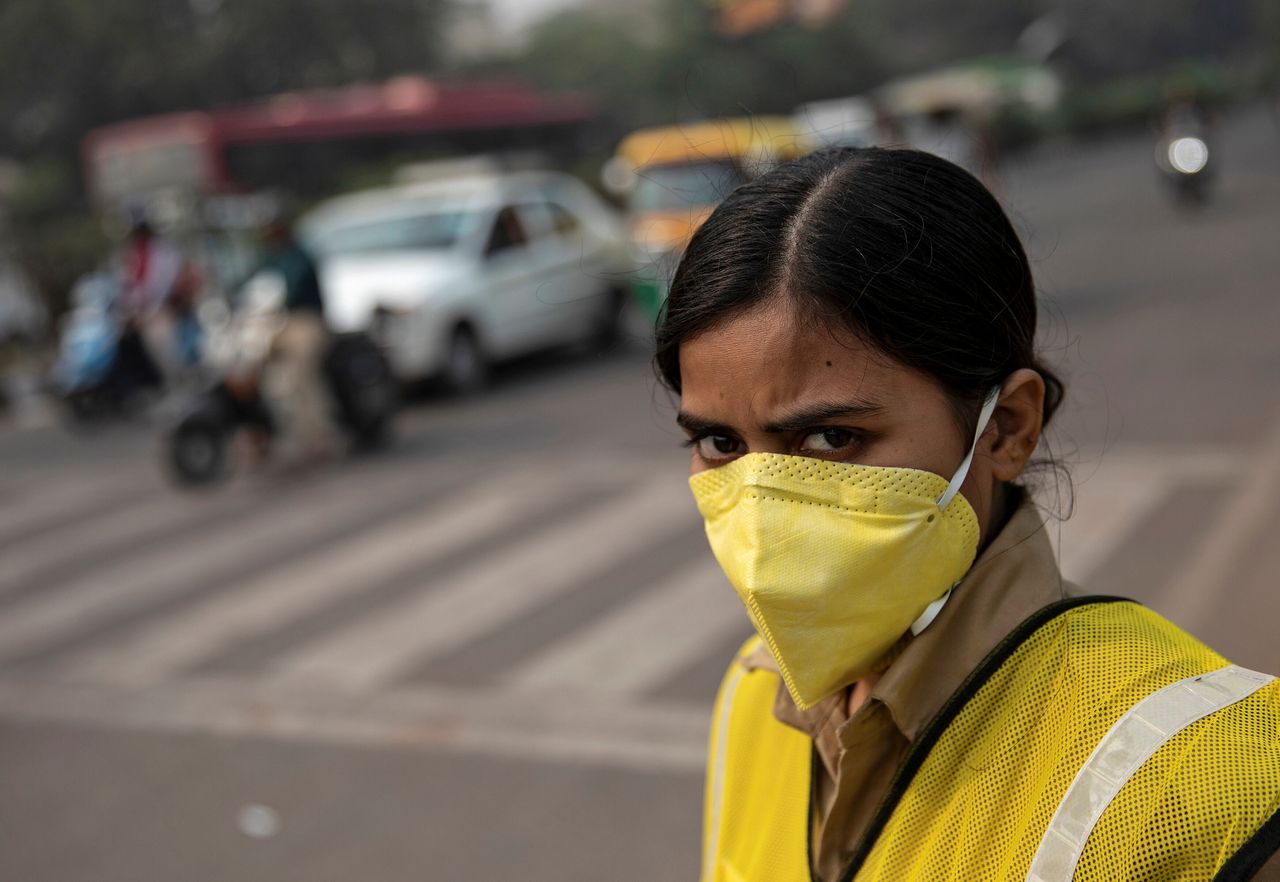 A policewoman wears a mask to protect herself from air pollution