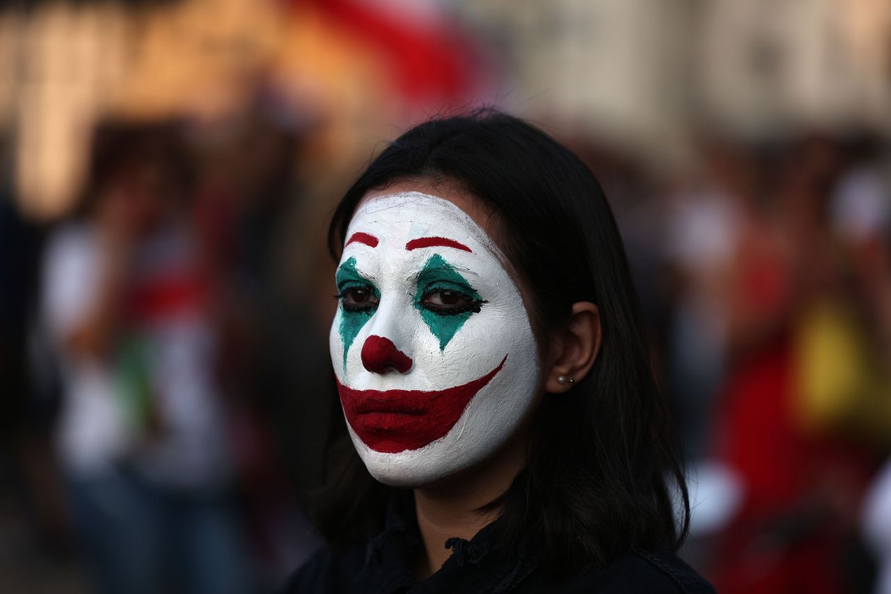 Γυναίκα διαδηλώνει στον Λίβανο έχοντας με το πρόσωπο μακιγιαρισμένο όπως ο κεντρικός χαρακτήρας στην κινηματογραφική ταινία που σπάει το box offices, «Τζόκερ».