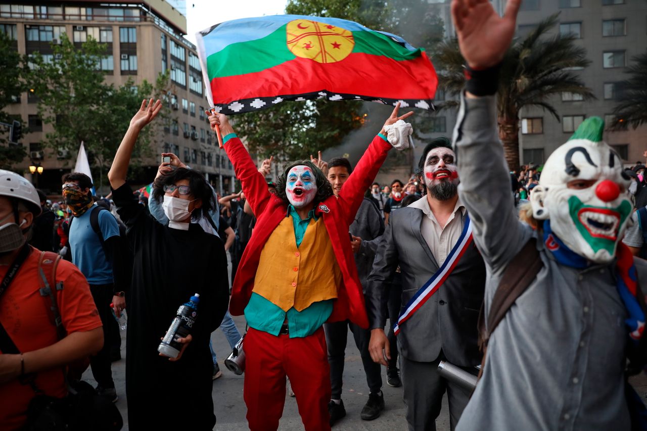 Διαδηλωτές στη Χιλή με τα πρόσωπά τους βαμμένα σαν αυτό του Τζόκερ.
