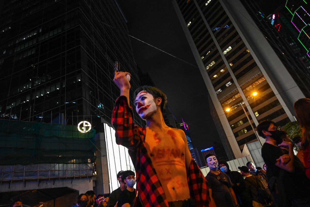 Πολίτες στο Χονγκ Κονγκ συμμετέχουν στις διαδηλώσεις που έγιναν και την ημέρα του Χαλογουίν ντυμένοι και βαμμένοι όπως ο Τζόκερ. 