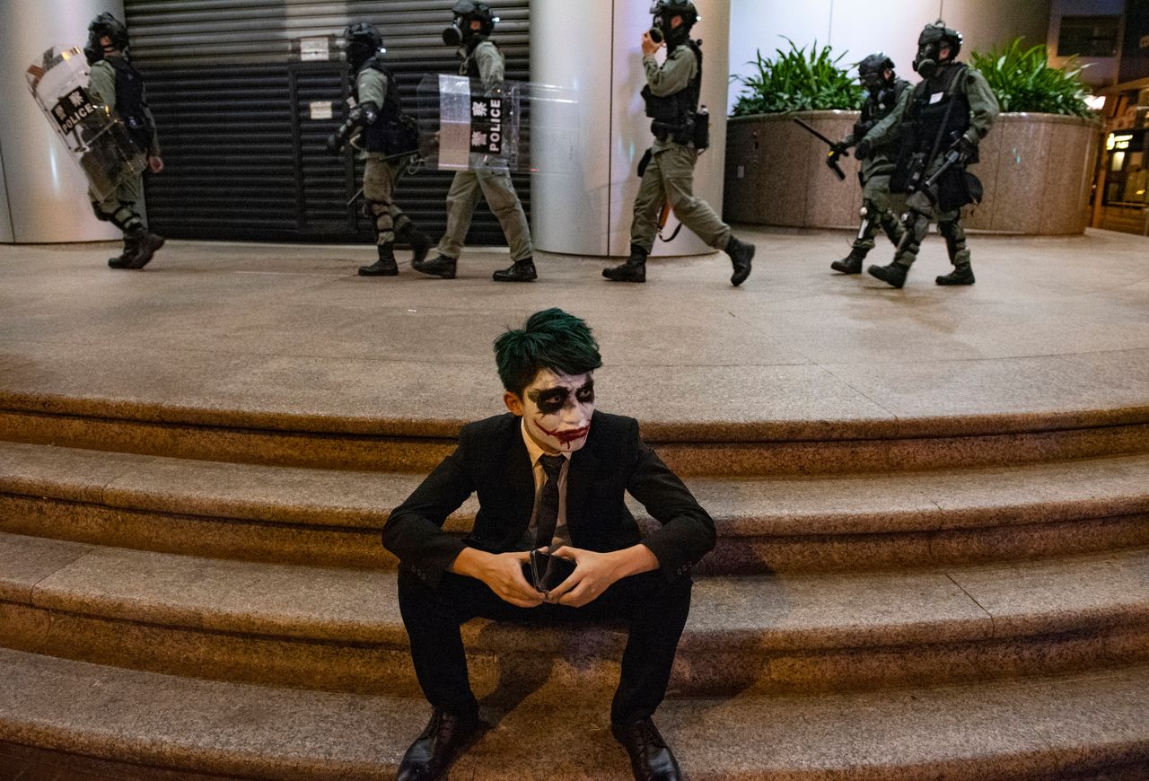 Διαδηλωτής στο Χονγκ Κονγκ, με κουστούμι και πρόσωπο Τζόκερ. 