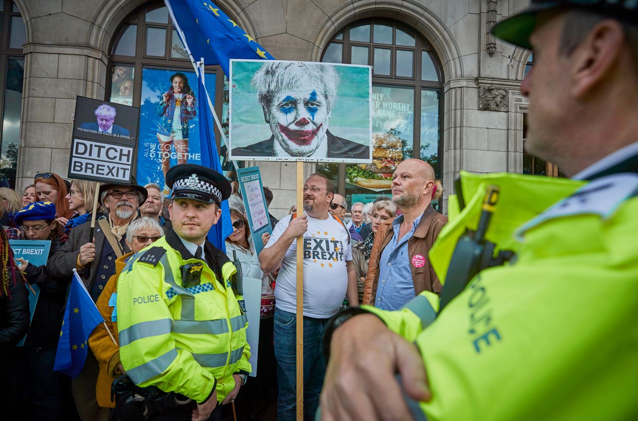 Διαδηλωτές κατά του Brexit ζητούν τη διεξαγωγή νέου δημοψηφίσματος και κρατούν πλακάτ στα οποία το πρόσωπο του πρωθυπουργου της Μεγάλης Βρετανίας, Μπόρις Τζόνσον μοιάζει με αυτό του «Τζόκερ». 