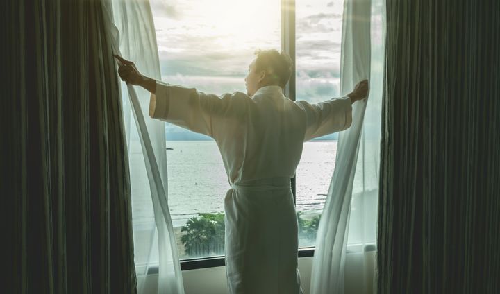 Ενας άντρας σε παράθυρο ξενοδοχείου