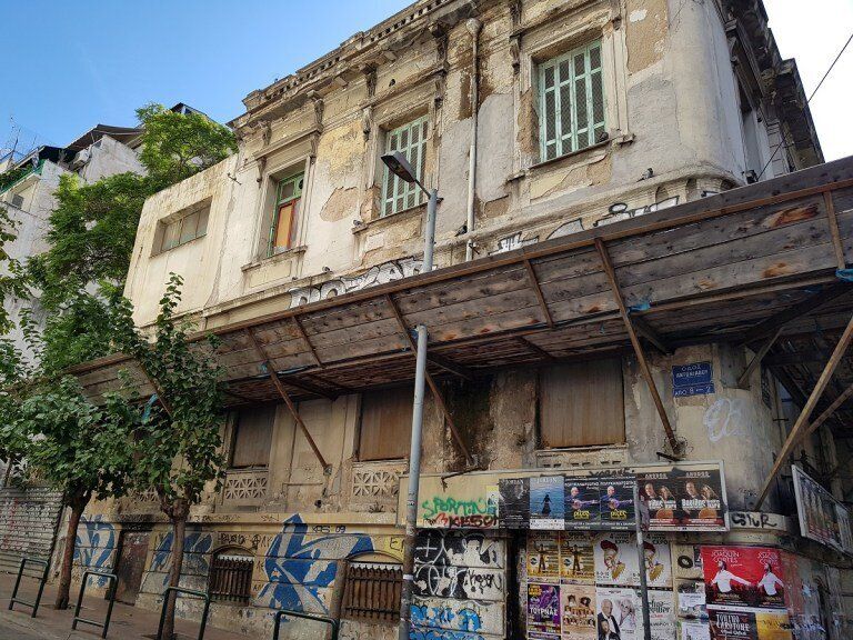 To κτήριο Πατησίων και Αντωνιάδου όπου είχε στεγαστεί το εμπόριο ναρκωτικών.