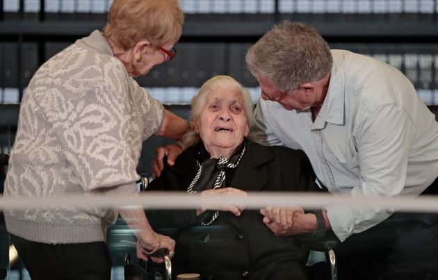 Εβραίοι επιζώντες του Ολοκαυτώματος συναντούν την γηραιά Ελληνίδα που τους