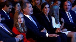 El rey, recibido entre ovaciones en Barcelona tras las protestas y el acoso a los