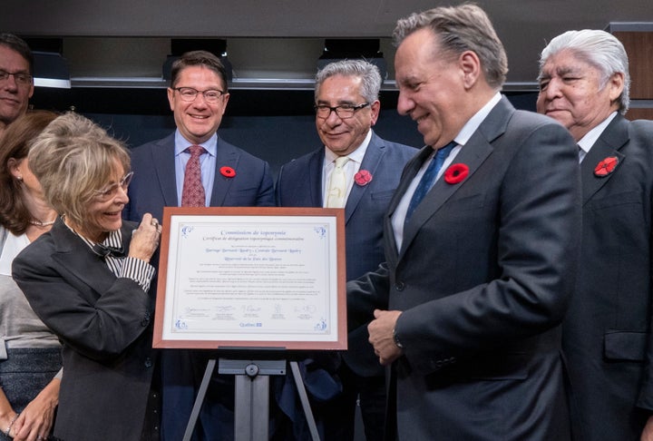 Chantal Renaud-Landry, Eric Martel, François Legault, Abel Bosum et Ted Moses étaient tous présents pour l'annonce.