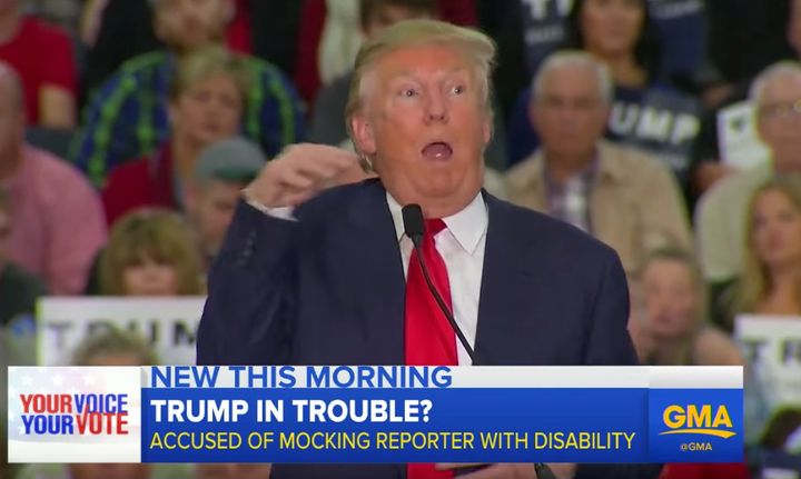 2015年、政治集会で障害のある記者のまねをしているトランプ大統領