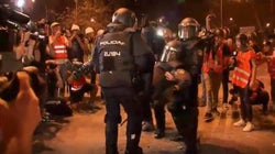 El policía herido en Barcelona sube a planta tras pasar 20 días en la