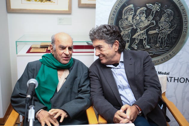 Αλέκος Φασιανός, Κώστας Βαρώτσος στην παρουσίαση των νέων μεταλλίων, που σχεδίασε ο Σπύρος Κίζης.