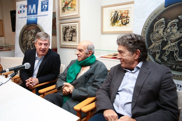 Από την παρουσίαση των νέων μεταλλίων: Από αριστερά, ο πρόεδρος του ΣΕΓΑΣ, Κώστας Παναγόπουλος, στο κέντρο ο Αλέκος Φασιανός, δεξιά ο Κώστας Βαρώτσος.