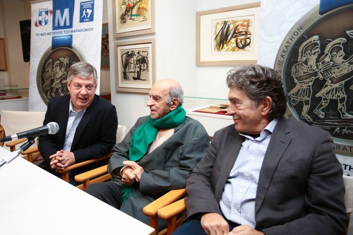 Από την παρουσίαση των νέων μεταλλίων: Από αριστερά, ο πρόεδρος του ΣΕΓΑΣ, Κώστας Παναγόπουλος, στο κέντρο ο Αλέκος Φασιανός, δεξιά ο Κώστας Βαρώτσος.