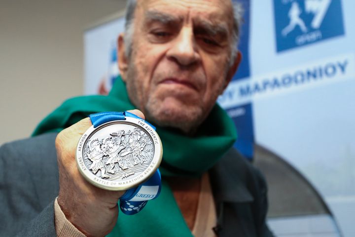 Ο Αλέκος Φασιανός κρατώντας -συγκινημένος- το μετάλλιο του 2019, το οποίο φιλοτέχνησε.