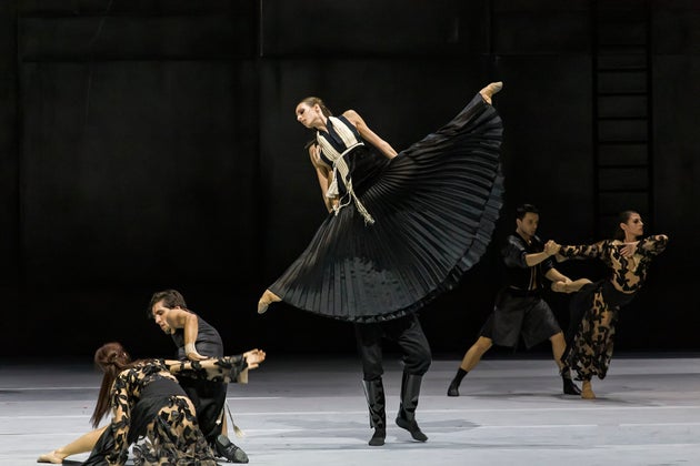 «Χορός με τη σκιά μου». Από την πρόβα του Μπαλέτου της Εθνικής Λυρικής Σκηνής.