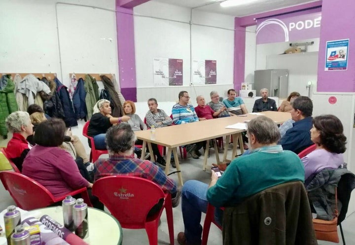 Militantes de Unidas Podemos en Vallecas