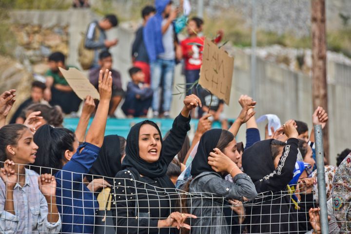 Πρόσφυγες και μετανάστες διαδηλώνουν για τις συνθήκες διαβίωσής τους στην Σάμο, στις 18 Οκτωβρίου 2019