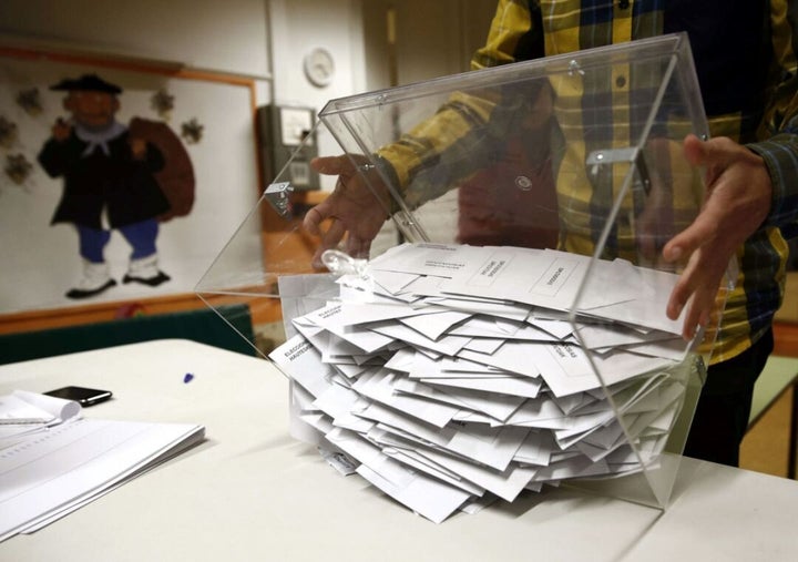 Urna repleta de papeletas durante las pasadas elecciones.