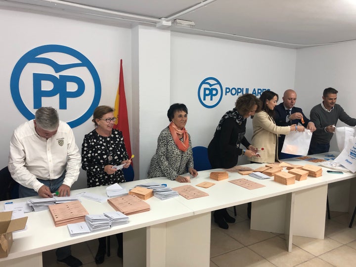 Militantes del PP en Arroyomolinos preparando papeletas para el 10-N